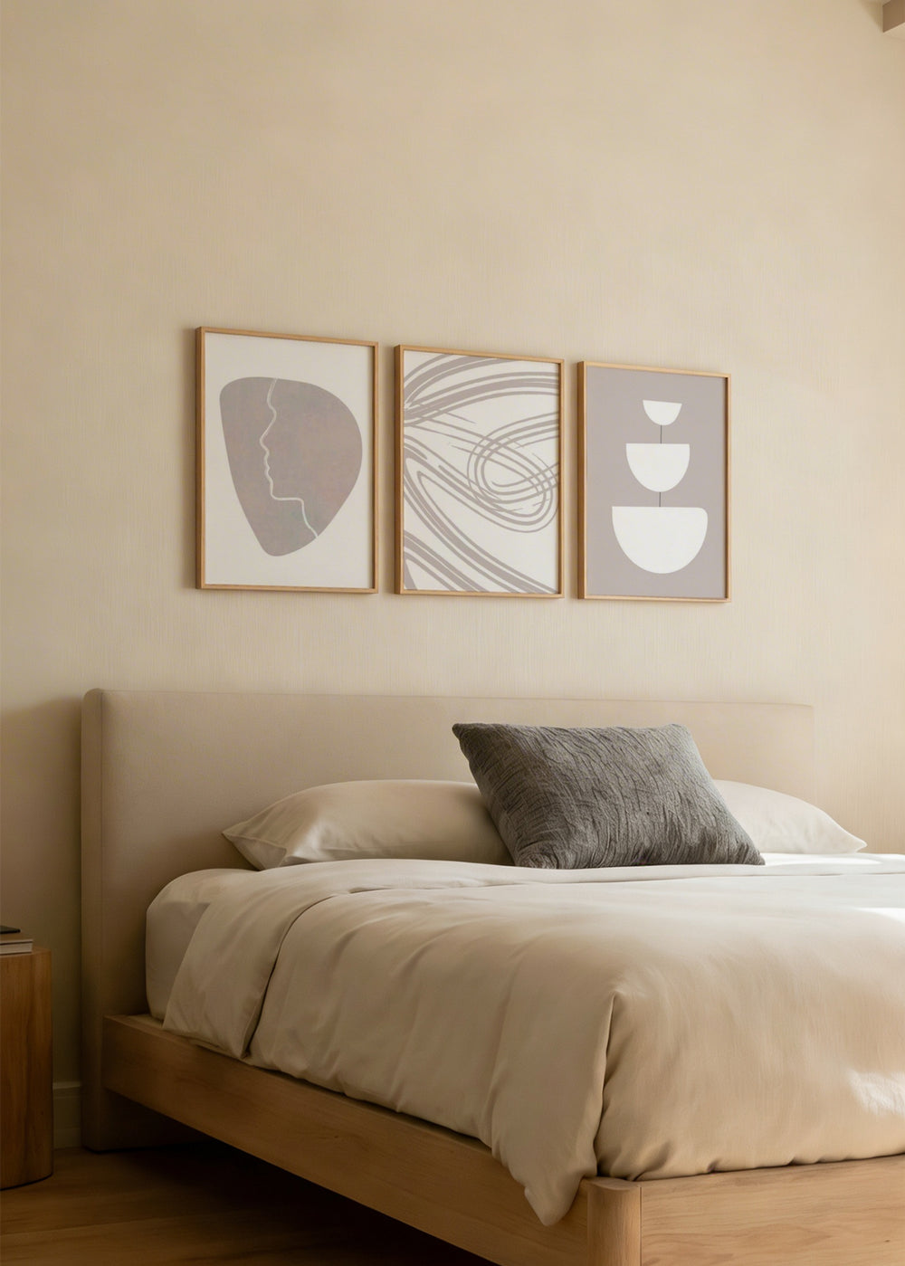 Ensemble de trois tableaux avec lignes courbes beiges, formes semicirculaires blanches, visage abstrait subtil et fond taupe dans un style abstrait contemporain. Disponible sur kudeko.com