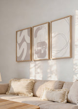 Set aus drei gerahmten Wandbildern mit sanften abstrakten Formen, feinen organischen Linien und Tönen in Beige, Sand und Hellgrau auf weißem Hintergrund, im klaren modernen abstrakten Stil. Erhältlich auf kudeko.com