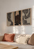 Conjunto de três quadros emoldurados com formas orgânicas, cacto central, linhas onduladas em preto, bege e castanho, num estilo abstrato contemporâneo. Disponível em kudeko.com