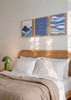 Conjunto de tres cuadros decorativos de estilo minimalista y azul, tríptico costero en tonos azules con olas y tipografía, modelo Three Combo -  Sun Sea Love