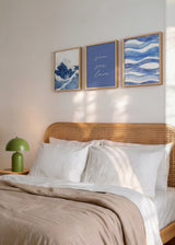 Conjunto de tres cuadros decorativos de estilo minimalista y azul, tríptico costero en tonos azules con olas y tipografía, modelo Three Combo -  Sun Sea Love