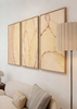 Conjunto de tres cuadros decorativos de estilo minimalista y beige, composición abstracta de hojas suaves en tonos cálidos, modelo Three Combo - Hojas de Luz