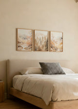 Set aus drei Wandbildern mit Flusslandschaft, weichen Bergen, Tannenwald, Felsen und Bäumen in Beige, Grau, Creme und Pfirsich, im natürlichen Landschaftsstil mit ruhiger Ausstrahlung. Erhältlich auf kudeko.com