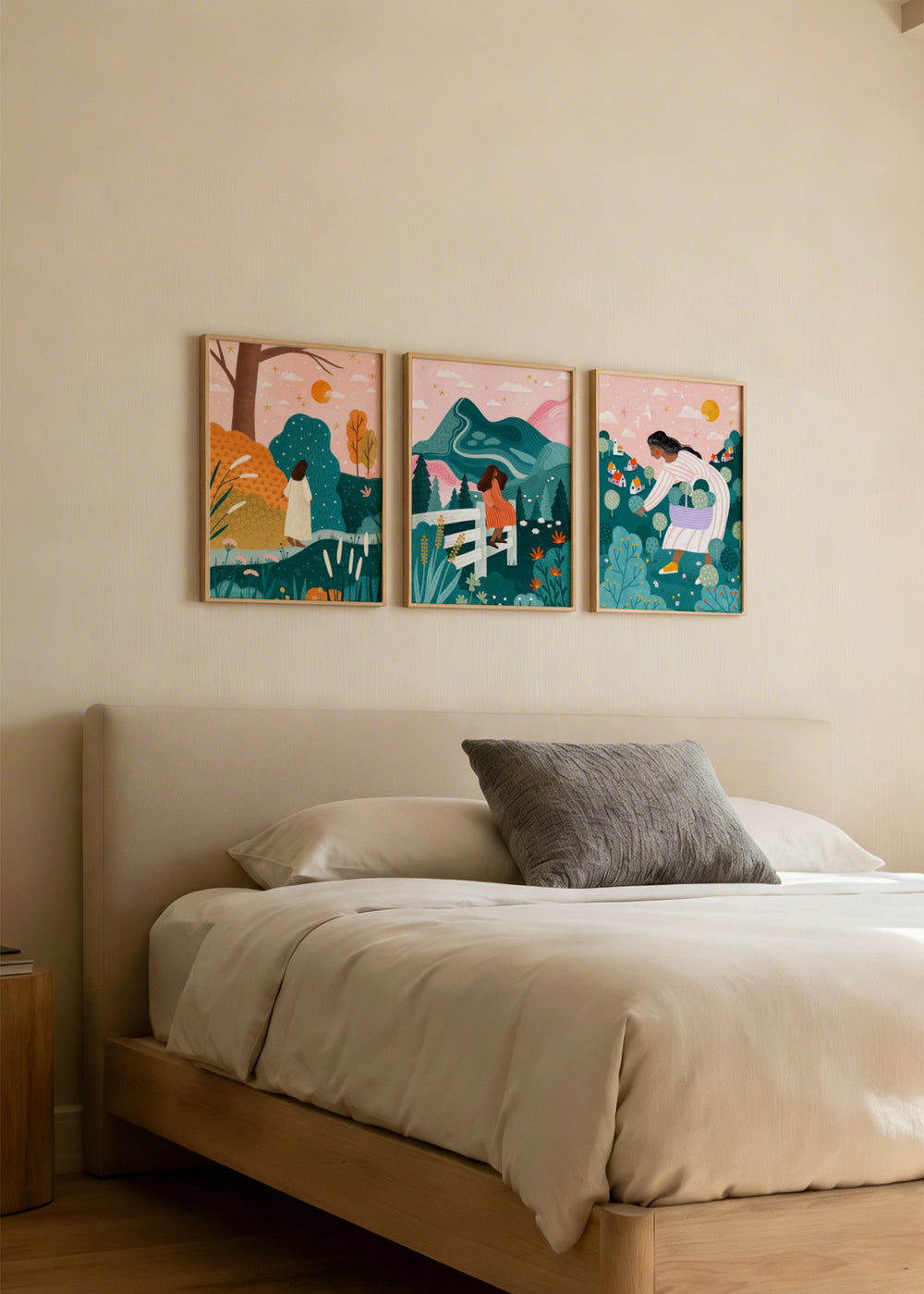 Set aus drei Wandbildern mit Frauen zwischen Hügeln, Bäumen, Blumen, Bergen und rosa Himmel, in Türkis, Petrolgrün, Senfgelb und Orange, im Illustrationsstil. Erhältlich auf kudeko.com