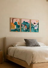 Set aus drei Wandbildern mit Frauen zwischen Hügeln, Bäumen, Blumen, Bergen und rosa Himmel, in Türkis, Petrolgrün, Senfgelb und Orange, im Illustrationsstil. Erhältlich auf kudeko.com