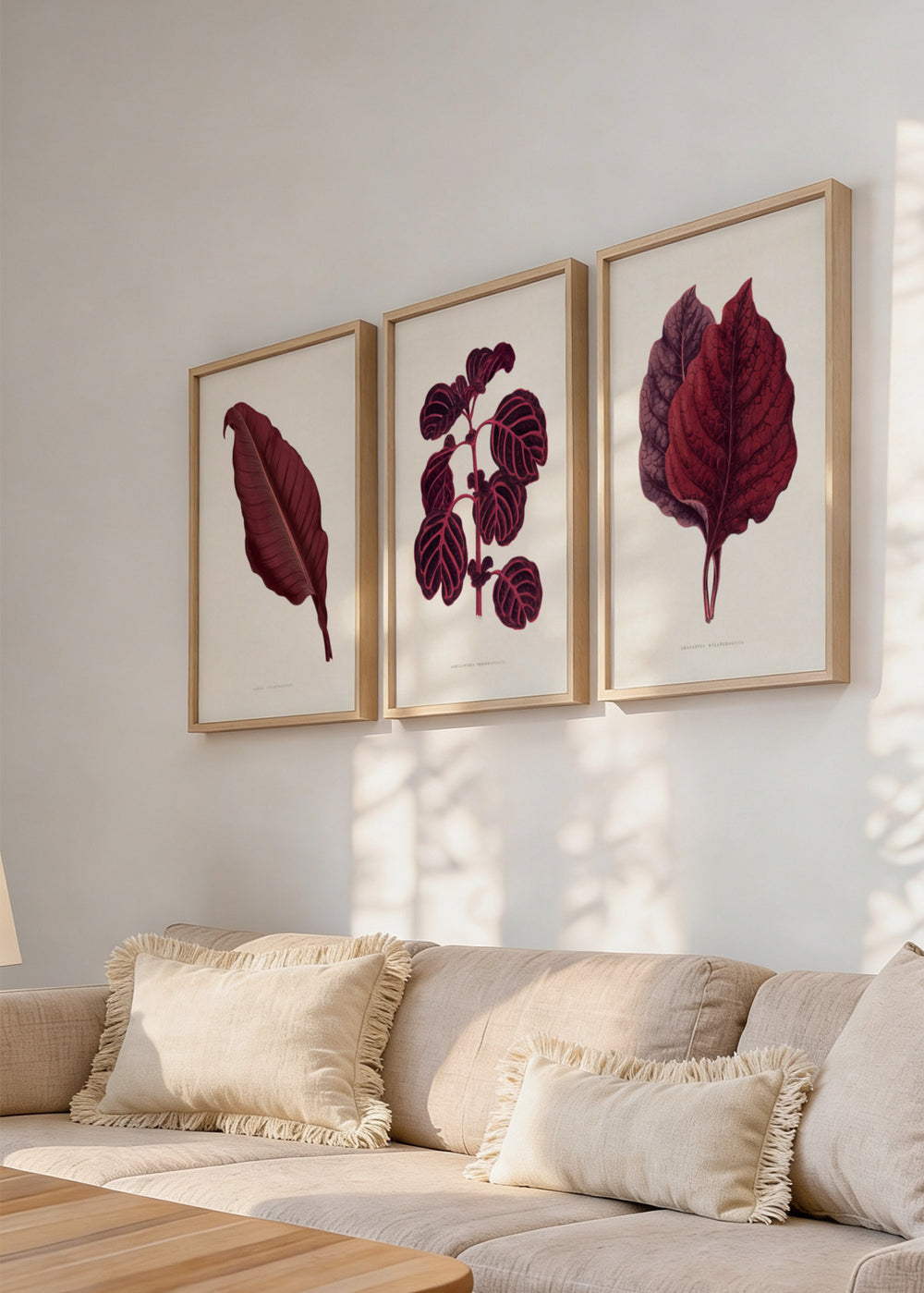 Conjunto de três quadros botânicos em tons de bordô, disponíveis em kudeko.com. Disponível em kudeko.com
