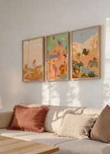 Conjunto de tres cuadros decorativos de estilo orgánico y minimalista, escenas vacacionales tropicales con figuras relajadas, modelo Three Combo - The Great Vacation