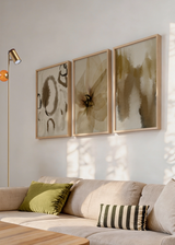 Conjunto de tres cuadros decorativos de estilo orgánico y sereno, composición botánica abstracta en tonos tierra, modelo Three Combo - Bruma Dorada