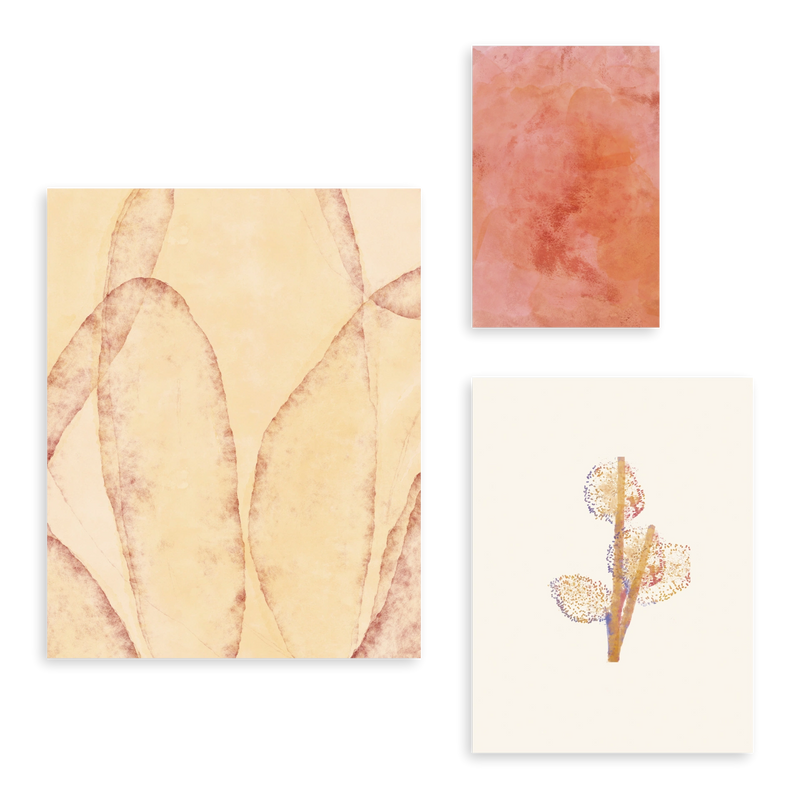 Set aus drei dekorativen Wandbildern ohne Rahmen im organischen und abstrakten Stil, organische Komposition in Terrakotta- und Beigetönen, Modell Mural I - Organische Stille. Erhältlich auf kudeko.com