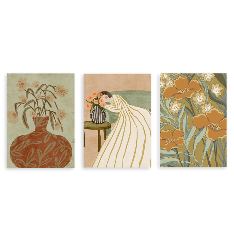 Set aus drei Wandbildern ohne Rahmen im organischen Illustrationsstil, botanisches Trio mit Frau und Blumen in Terrakotta-Tönen, Modell Three Combo - Woman Admiring Flowers. Erhältlich auf kudeko.com