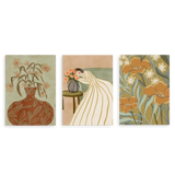 Set aus drei Wandbildern ohne Rahmen im organischen Illustrationsstil, botanisches Trio mit Frau und Blumen in Terrakotta-Tönen, Modell Three Combo - Woman Admiring Flowers. Erhältlich auf kudeko.com