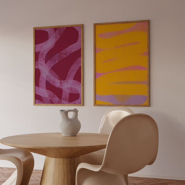 Conjunto de dos cuadros abstractos gráficos con colores vibrantes en burdeos, rosa y amarillo, en marco negro, kudeko.com
