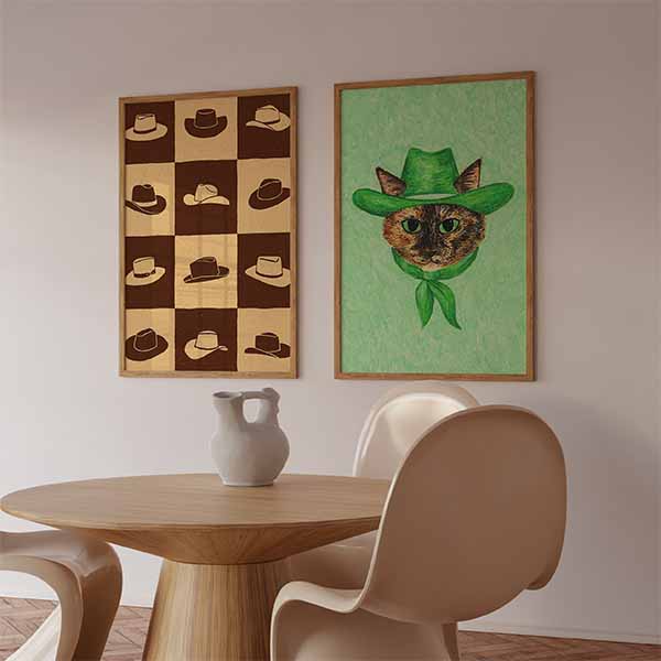 Set aus zwei Wandbildern mit braunen und beigen Cowboyhüten im Karomuster, dazu ein Katzenporträt mit grünem Hut und Halstuch vor mintfarbenem Hintergrund im Illustrationsstil. Erhältlich auf kudeko.com