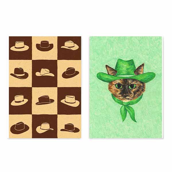 Conjunto de dois quadros com chapéus de cowboy castanho e bege em padrão axadrezado, junto a retrato de gato com chapéu e lenço verde sobre fundo menta, em estilo de ilustração. Disponível em kudeko.com