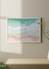 Cuadro horizontal con vista aérea de mar turquesa, espuma blanca y arena rosada, composición luminosa de estilo fotográfico inspirada en la costa. Disponible en kudeko.com