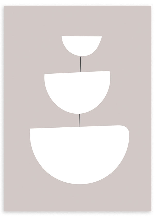 Quadro emoldurado com três formas semicirculares brancas alinhadas sobre fundo taupe suave, linhas finas centrais e composição geométrica equilibrada de estilo depurado. Disponível em kudeko.com