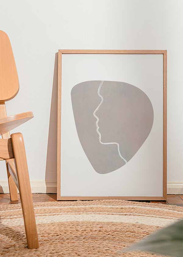 Cuadro minimalista con contorno de rostro en líneas blancas sobre fondo beige kudeko.com