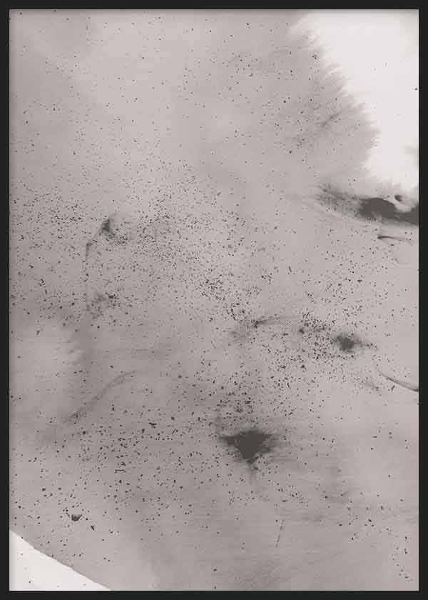 Cuadro de composición abstracta en tonos beige, gris humo y negro, con textura difusa, manchas suaves y salpicado sutil de estilo abstracto. Disponible en kudeko.com