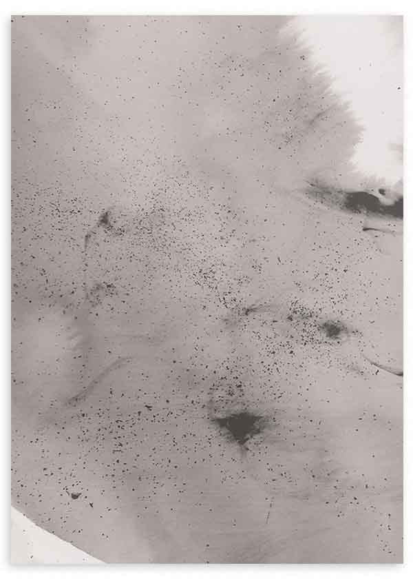 Cuadro de composición abstracta en tonos beige, gris humo y negro, con textura difusa, manchas suaves y salpicado sutil de estilo abstracto. Disponible en kudeko.com