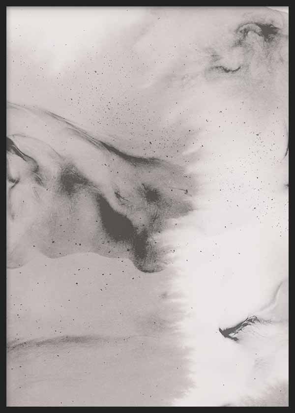 Cuadro con composición abstracta en blanco roto y negro difuminado, manchas suaves, detalles dispersos y estética serena de estilo abstracto. Disponible en kudeko.com