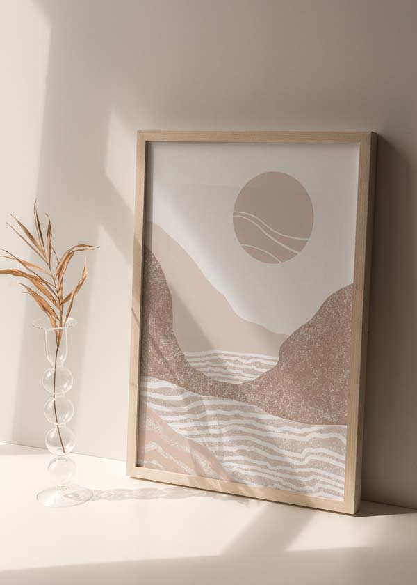 decoración con cuadros, ideas - Cuadro de ilustración en colores neutros representando el sol y una playa, estilo nórdico.