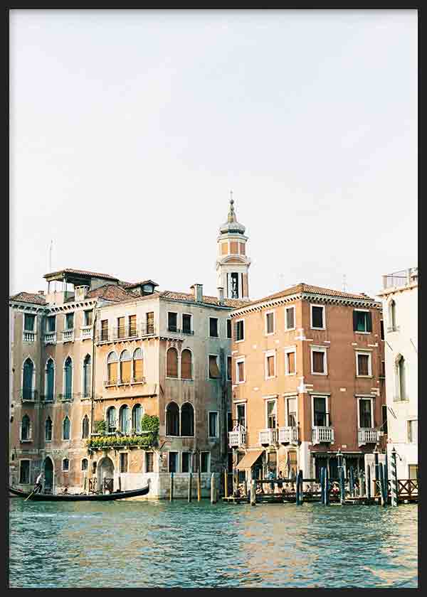 Cuadro de paisaje urbano de Venecia con edificios históricos junto al canal, góndola negra, agua azul verdosa, fachadas beige y terracota, estilo fotográfico. Disponible en kudeko.com