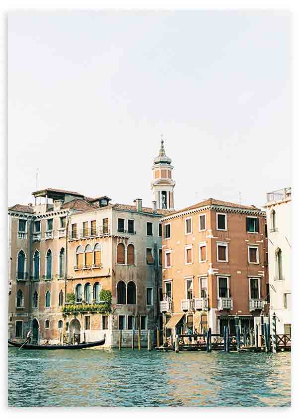 Wandbild mit urbaner Ansicht von Venedig, historischen Gebäuden am Kanal, schwarzer Gondel, blaugrünem Wasser, Fassaden in Beige und Terrakotta, im fotografischen Stil. Erhältlich auf kudeko.com