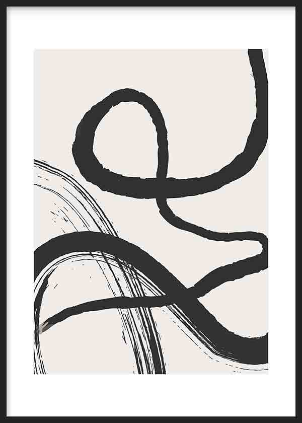 Quadro emoldurado com traços pretos curvos e linhas sobrepostas sobre fundo bege claro, composição abstrata em tons neutros e estilo contemporâneo sóbrio. Disponível em kudeko.com