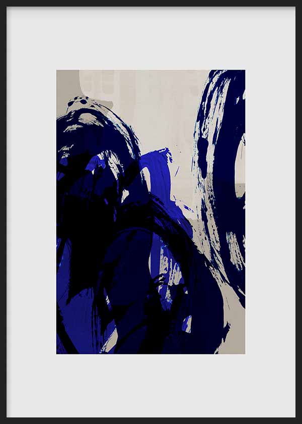 Gerahmtes Wandbild mit abstrakter Komposition aus überlagerten geschwungenen Formen in Elektroblau, Marineblau, Schwarz und hellem Beige, im zeitgenössischen abstrakten Stil. Erhältlich auf kudeko.com