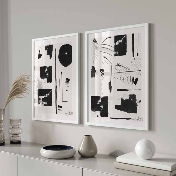 Cuadro abstracto con trazos en negro sobre fondo beige y blanco roto. Una obra cargada de movimiento y texturas. Conjunto de cuadros.