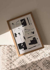 Cuadro abstracto con trazos en negro sobre fondo beige y blanco roto. Una obra cargada de movimiento y texturas