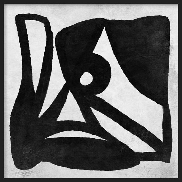 Cuadro cuadrado con formas abstractas negras, líneas orgánicas gruesas, círculo central y fondo blanco, de estilo abstracto. Disponible en kudeko.com