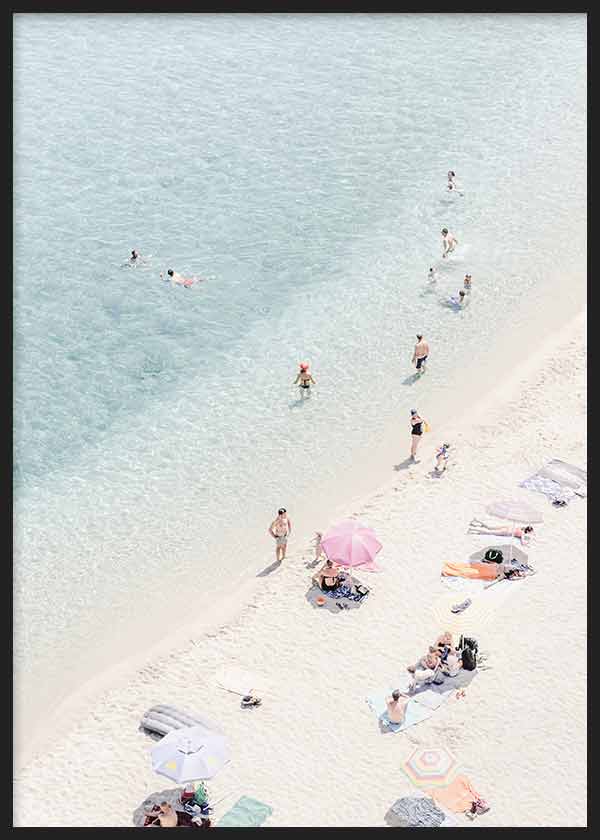 Cuadro de vista aérea de playa con arena blanca, agua turquesa clara, bañistas dispersos y sombrillas suaves, de estilo fotográfico. Disponible en kudeko.com