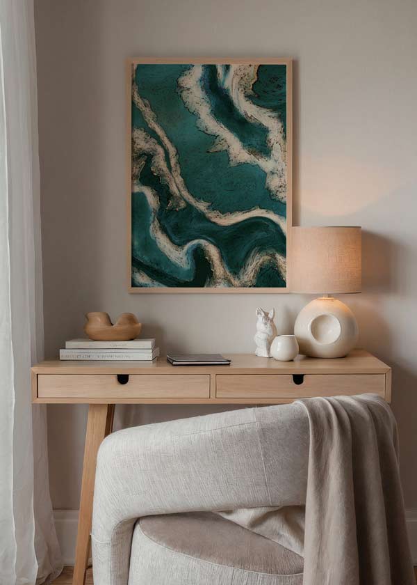 Cuadro decorativo de estilo abstracto y minimalista colocado en salón, composición abstracta fluida en verde y dorado, modelo Alcohol Ink Green Gold