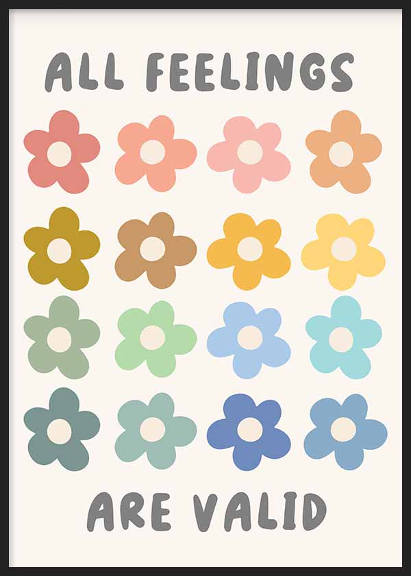 Cuadro con frases y flores de colores pastel en rosa, mostaza, verde, azul y amarillo sobre fondo claro, con estilo con frases. Disponible en kudeko.com
