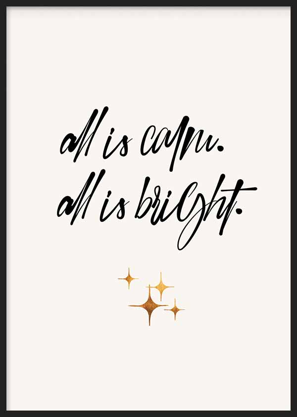Cuadro con frase all is calm all is bright en caligrafía negra sobre fondo beige claro, con pequeñas estrellas doradas y estilo con frases. Disponible en kudeko.com