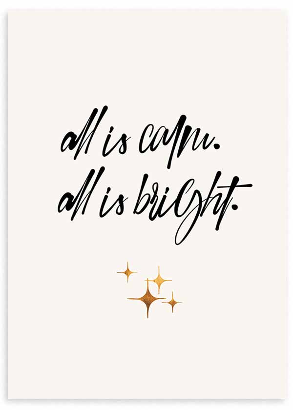 Cuadro con frase all is calm all is bright en caligrafía negra sobre fondo beige claro, con pequeñas estrellas doradas y estilo con frases. Disponible en kudeko.com