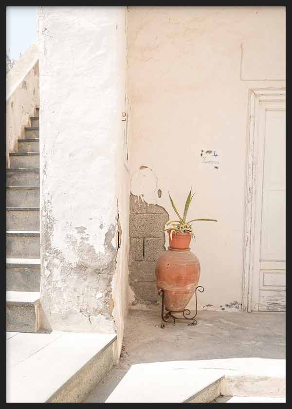 Cuadro de rincón mediterráneo con escalera de piedra, pared blanca envejecida, puerta clara, vasija de terracota y planta verde, de estilo fotográfico. Disponible en kudeko.com