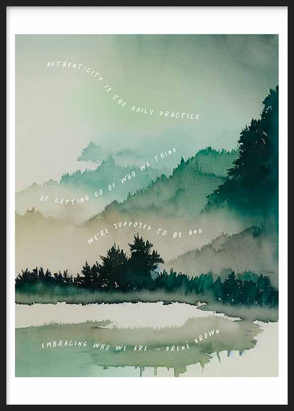 Tableau encadré avec paysage de montagnes estompées, forêt sombre, brume légère, lac clair et phrase inspirante en vert sauge, turquoise doux et blanc, dans un style typographique contemporain. Disponible sur kudeko.com