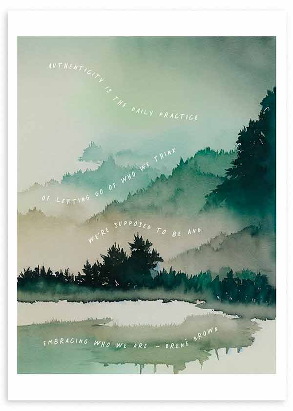 Cuadro con paisaje de montañas difuminadas, bosque oscuro, neblina suave, lago claro y frase inspiradora en tonos verde salvia, turquesa y blanco, de estilo con frases. Disponible en kudeko.com