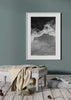Cuadro de mar en vista aérea con olas espumosas, agua oscura, orilla suave y composición en blanco y negro de estilo fotográfico. Disponible en kudeko.com