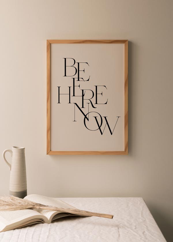 decoración con cuadros, ideas - Cuadro con frase "Be Here Now" con fondo beige, estilo nórdico.