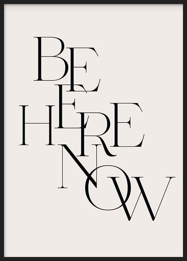 Tableau encadré avec la phrase Be Here Now en typographie serif noire superposée sur fond beige clair, composition épurée au style textuel contemporain et équilibré. Disponible sur kudeko.com