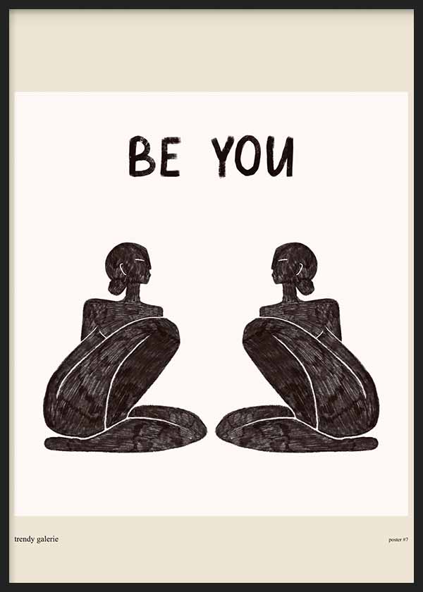 Gerahmtes Wandbild mit Schriftzug Be You, zwei sitzenden weiblichen Figuren in Schwarz auf hellbeigem Hintergrund, symmetrische Komposition im schlichten Illustrationsstil. Erhältlich auf kudeko.com