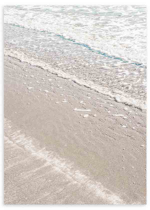 Cuadro de orilla de mar con espuma blanca, arena beige y sutiles tonos azul turquesa, de estilo naturaleza y paisajes. Disponible en kudeko.com