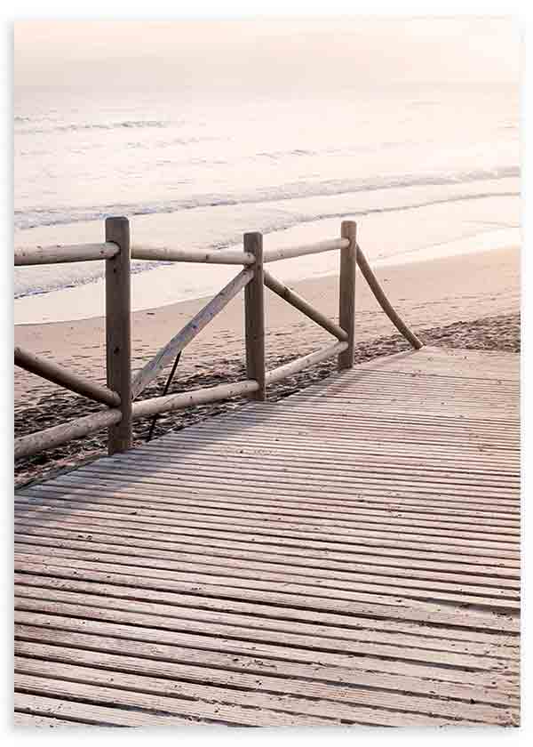 Tableau photographique d’une passerelle en bois face à la mer, avec rambarde rustique, sable clair, vagues douces et tons beige, crème et gris clair dans un style naturel et épuré. Disponible sur kudeko.com