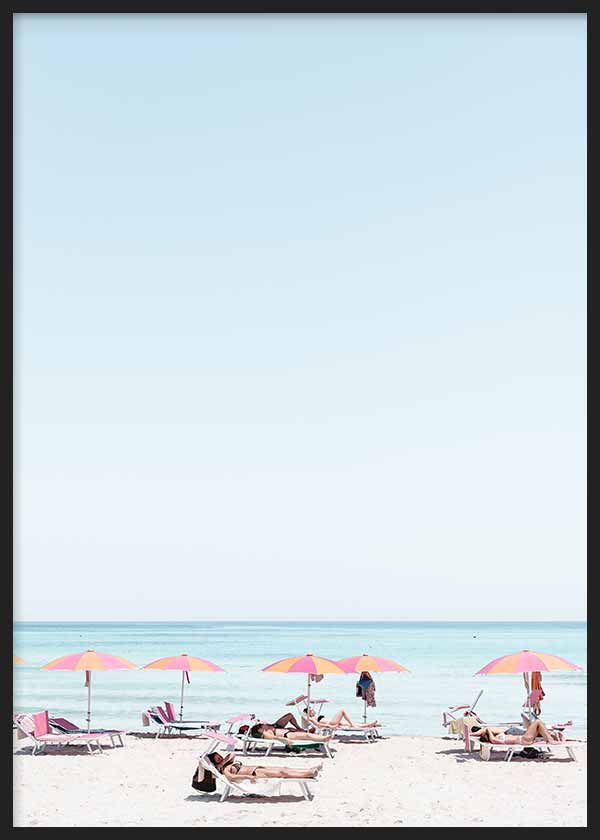 Quadro de praia com chapéus de sol cor-de-rosa e laranja, espreguiçadeiras brancas, areia clara, mar turquesa e estilo fotográfico luminoso de inspiração mediterrânica. Disponível em kudeko.com