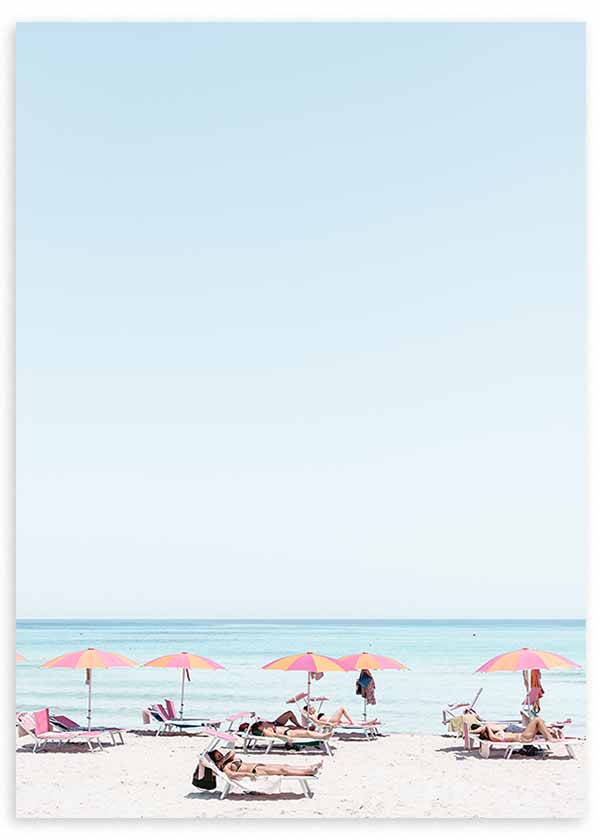 Cuadro de playa con sombrillas rosas y naranjas, tumbonas blancas, arena clara, mar turquesa y estilo fotográfico luminoso. Disponible en kudeko.com