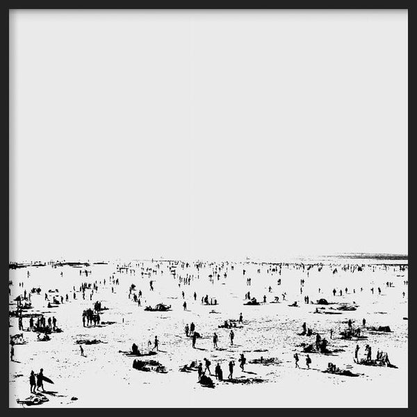 Quadratisches Wandbild mit Strandszene in Schwarz-Weiß, hellem Sand, weichem Horizont, kleinen verstreuten menschlichen Silhouetten und minimalistischem fotografischem Stil. Erhältlich auf kudeko.com