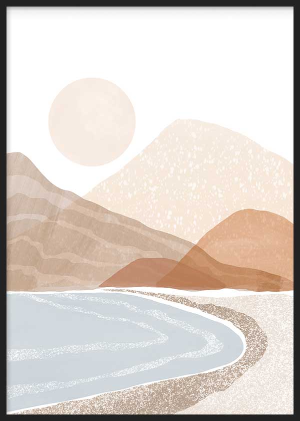 Cuadro con paisaje costero de montañas en beige y terracota, sol suave, playa clara y agua azul grisáceo, de estilo naturaleza y paisajes. Disponible en kudeko.com